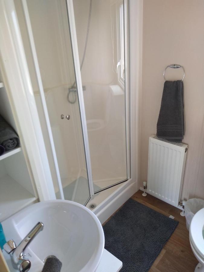 D24 Is A 2 Bedroom 6 Berth Caravan Close To The Beach On Whitehouse Leisure Park In Towyn Near Rhyl With Decking And Private Parking Space This Is A Pet Free Caravan Abergele Exterior foto