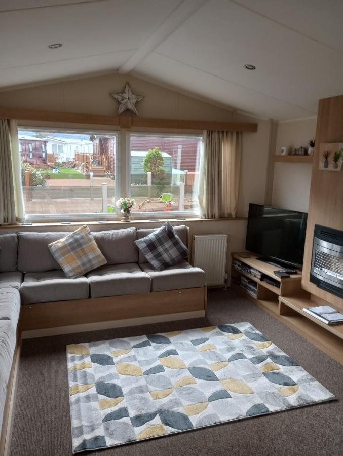 D24 Is A 2 Bedroom 6 Berth Caravan Close To The Beach On Whitehouse Leisure Park In Towyn Near Rhyl With Decking And Private Parking Space This Is A Pet Free Caravan Abergele Exterior foto