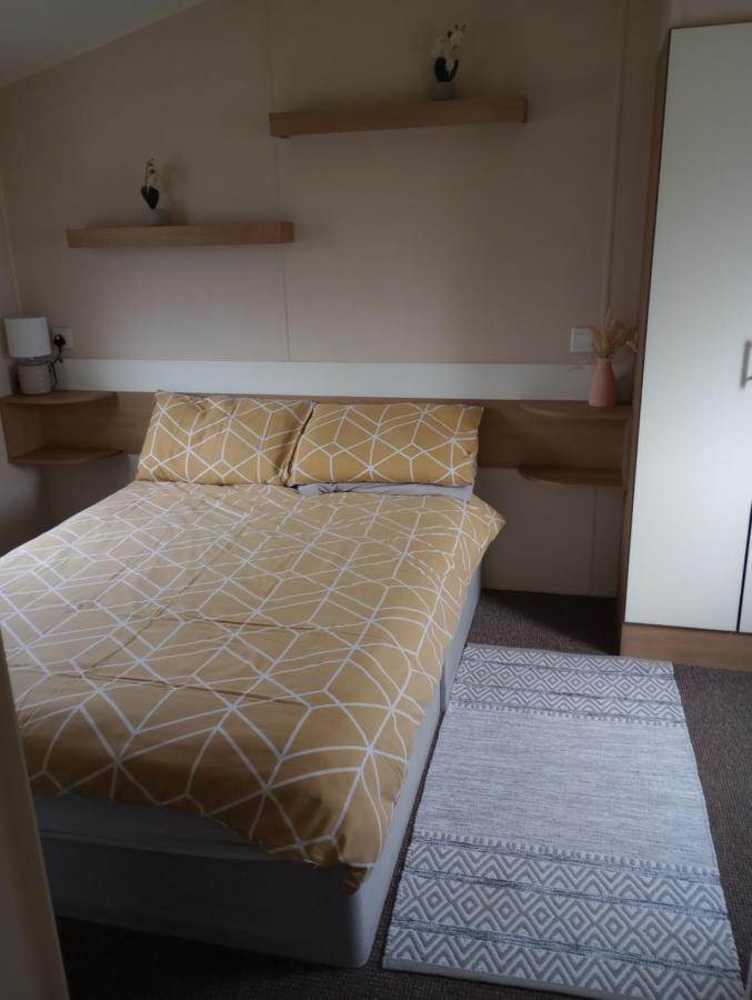 D24 Is A 2 Bedroom 6 Berth Caravan Close To The Beach On Whitehouse Leisure Park In Towyn Near Rhyl With Decking And Private Parking Space This Is A Pet Free Caravan Abergele Exterior foto